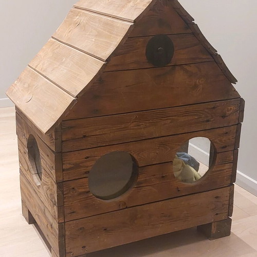 Dog House like new, quality wood with round windows