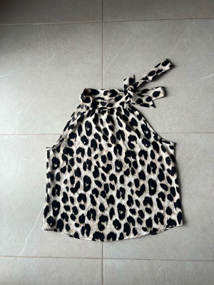 Leopard halter top like new, black and beige, size M