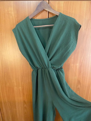 Emerald green jumpsuit like new, wide-leg with wrap-style neckline
