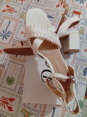 Luigi white sandals with block heel and ruffle detail new