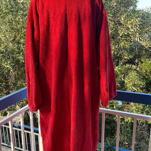 Das bathrobe used, red color, with front pockets