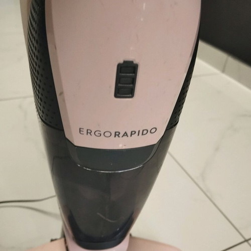 Cordless vacuum cleaner used with charging station