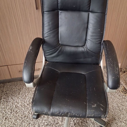 Executive office chair, adjustable height and tilt, with armrests and wheels