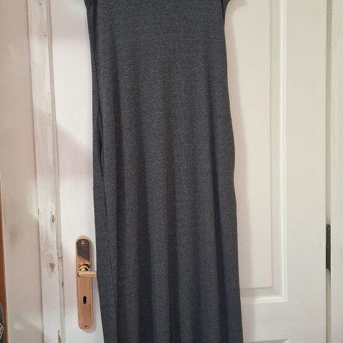 Casual maxi dress one size gray like new with pockets and short sleeves