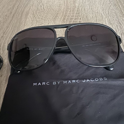 Marc Jacobs sunglasses like new, black with case and cloth