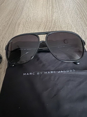 Marc Jacobs sunglasses like new, black with case and cloth