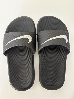 Nike kids' sandals size 28 like new, black and white