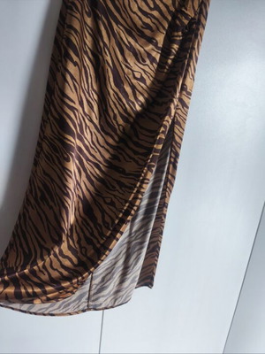 Stradivarius skirt size 36 like new, multicolor
