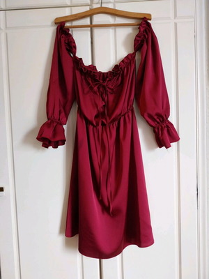 Burgundy mini satin dress like new with gathers and detachable sleeves