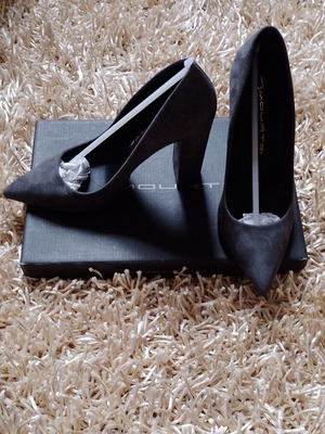 Mourtzi suede pumps like new, size 38, gray