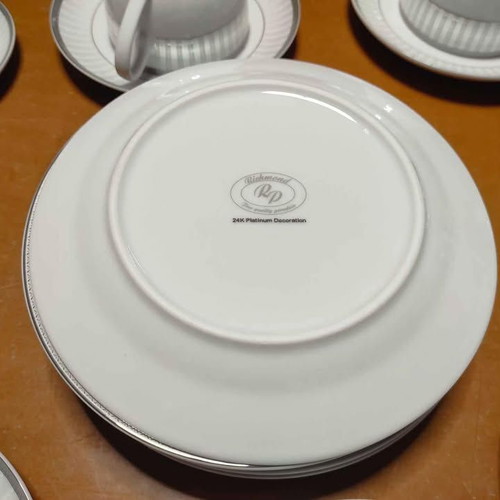 Richmond porcelain serving set used, 28 pieces with 24k platinum decoration