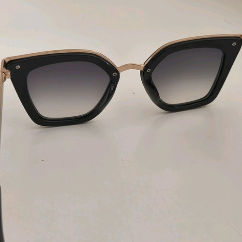 Sunglasses like new with ombre lenses and gold frame