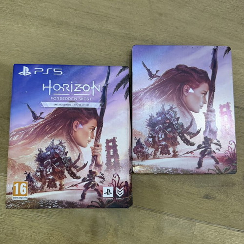 Horizon PS5 Collector Edition used, steelbook with two CDs