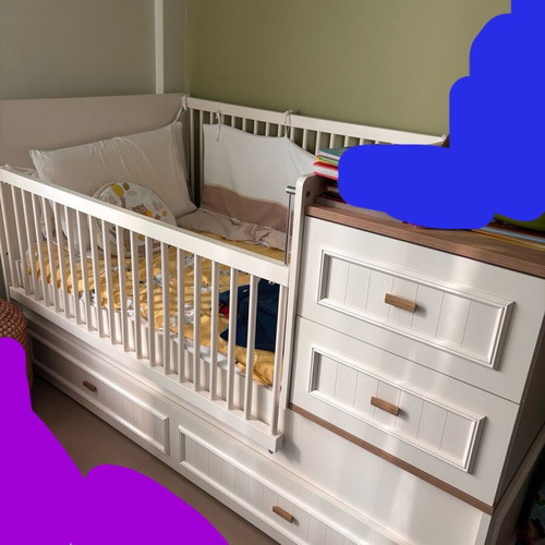 Multifunctional baby cot like new with drawers and changing table