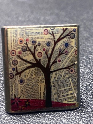 Ring with liquid glass tree design like new, multicolor