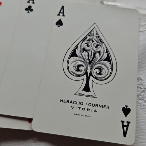 Heraclio Fournier Vitoria playing cards new, set of two