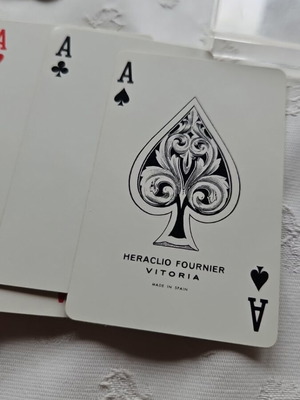 Heraclio Fournier Vitoria playing cards new, set of two