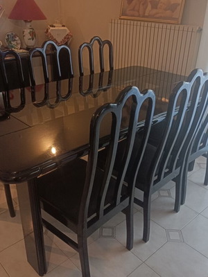 Ολοκληρωμένο σετ σαλονιού τραπεζαρίας με καθρέφτη, μπουφέ, γυάλινη τραπεζαρία και 6 καρέκλες σαν καινούργιο