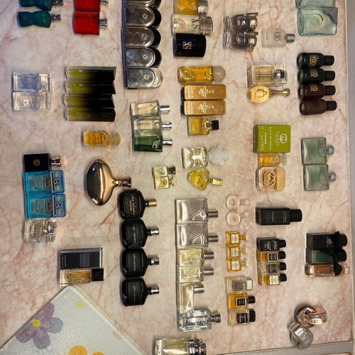 Perfume miniatures like new, all full, 610 pieces