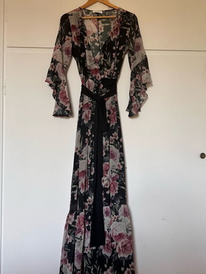 Bibibo wrap dress like new, colorful with ruffles