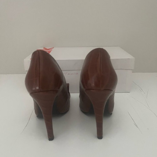 Brown pumps like new with unique design and 10cm heel
