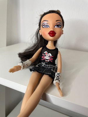 Bratz Dana Funk Out! 2004 used collectible doll with accessories