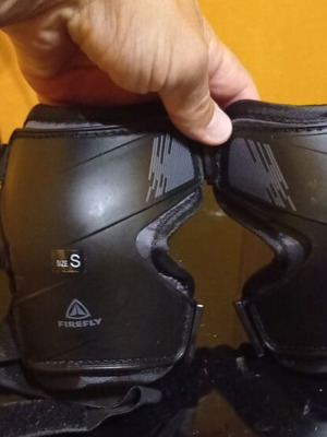 Knee pads size small like new