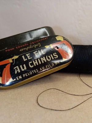 Vintage French thread dispenser tin box used, 1940s