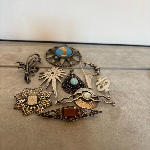 Silver pins used, gold and silver colors