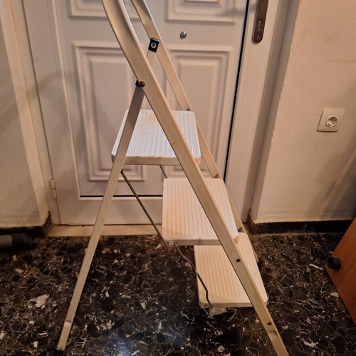 Step ladder with three steps