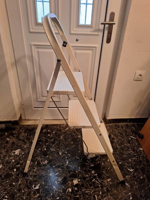 Step ladder with three steps
