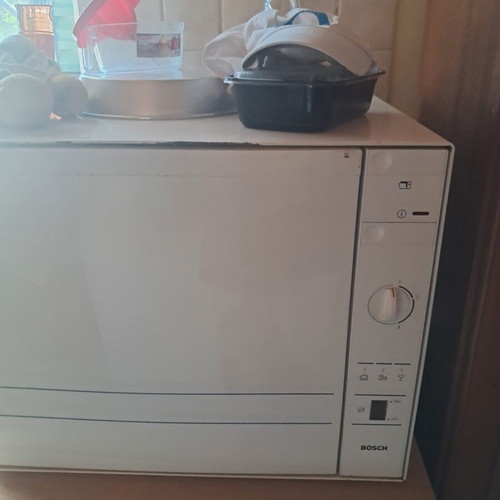 Kitchen furniture and appliances like new, fridge and washing machine