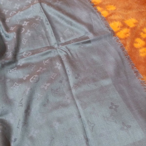 Louis Vuitton scarf 100% wool gray sweet color new