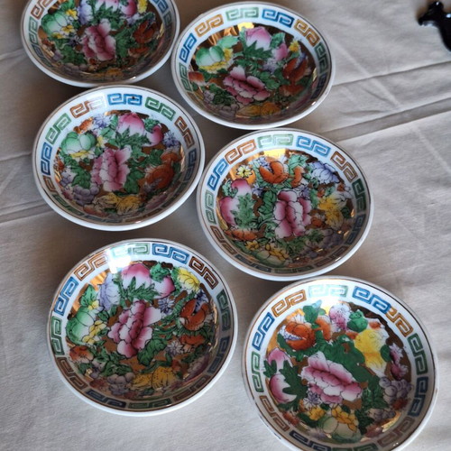 Vintage Chinese Mille Fleurs Famille Rose Plates Set of 6 like new