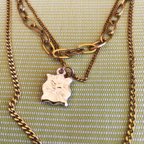 Layering necklace with daisy pendant in vintage style, new, gold color