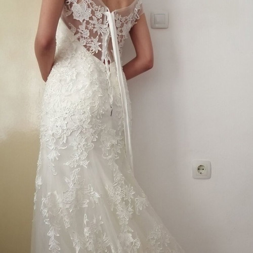 Boutique lace women's wedding dress with transparent back, size L