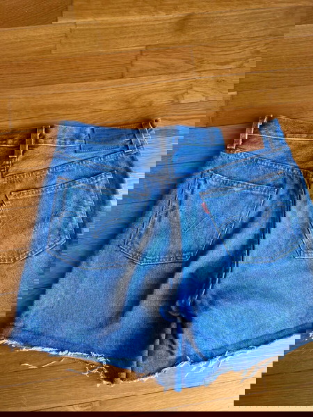 Levi’s τζιν σορτς, το τέλειο χρώμα, ανεβαίνουν τα μπατζάκια για να γίνει πιο κοντό, στα 25€