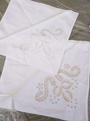 Μαξιλαροθήκες καινούργιες, 33x37 τα δύο και 70x80 το μεγάλο