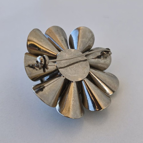 Vintage flower brooch with silver metal and rhinestone