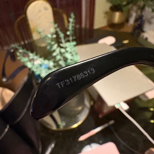 Celine Triomphe sunglasses black like new with original case