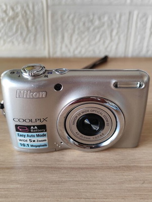 Nikon Coolpix L23 digital camera used with case and memory card