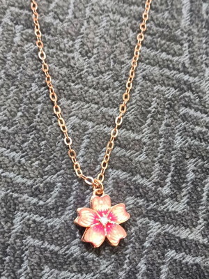 Necklace with pink flower and diamond, new, rotating
