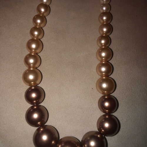 Pearl necklace used in earthy tones with three sizes