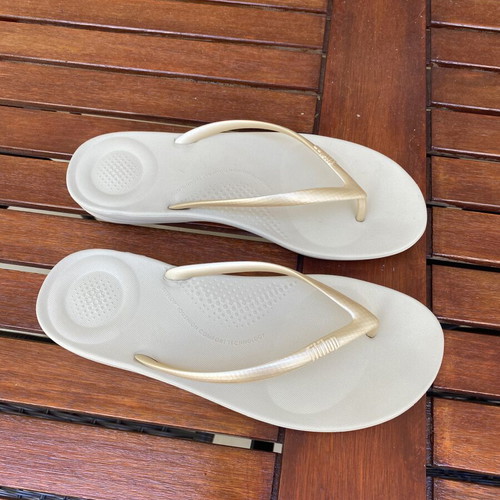 Fitflop Iquoshion Comfort flip flops like new, gold color, size 40