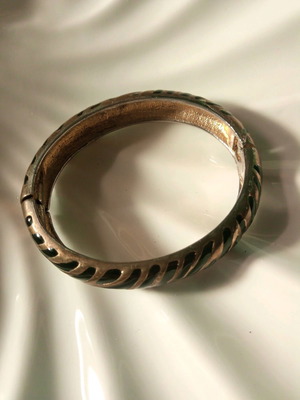 Bronze bracelet gold-plated tiger design automatic clasp 5.5x4.5cm like new