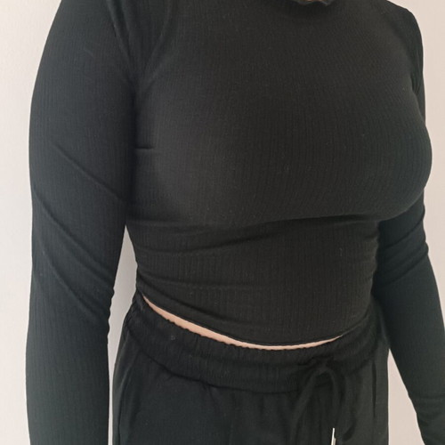 Black ribbed cropped top with long sleeve like new