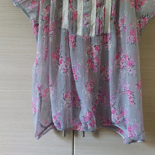 Gray transparent blouse tunic with pink, lilac and white flowers size XL like new