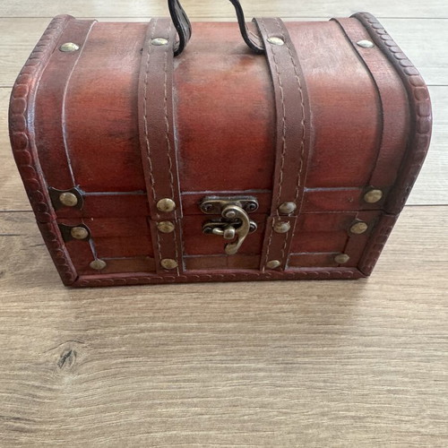 Vintage treasure chest wooden, like new