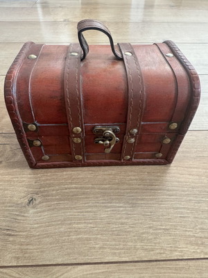 Vintage treasure chest wooden, like new