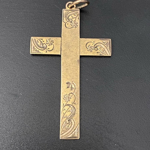 Gold cross used 7 carats with floral design